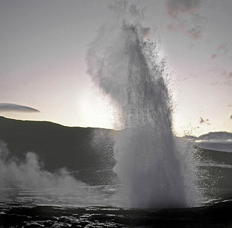 Foto vom Strokkur im Geysirgebiet in Island