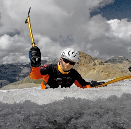 Foto vom Klettern mit Pickelunterstützung im steilen Eis beim Gletscherkurs in der Schweiz