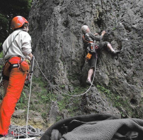 Foto vom Klettern am löchriger Kalkfels des Zehnerstein beim Kletterkurs im Frankenjura