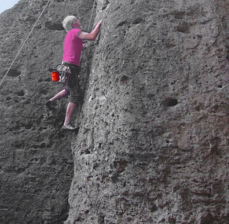 Foto vom Klettern an der Leupoldsteiner Wand beim Kletterkurs im Frankenjura