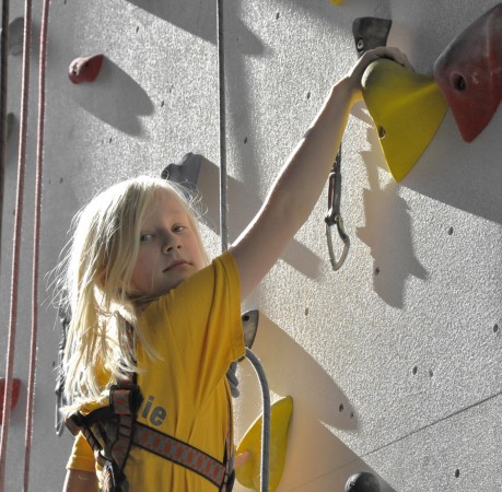 Foto vom ersten Kletterversuch in der Kletterhalle