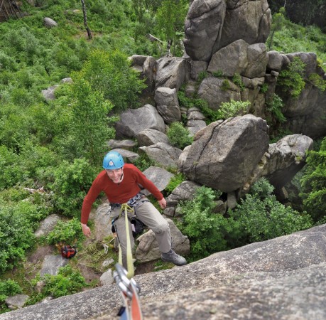 Foto vom Ablassen des Kletterpartners beim Kletterkurs im Harz