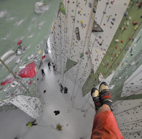 Foto vom Ablassen aus der Kletterwand beim Kletterkurs in der Kletterhalle