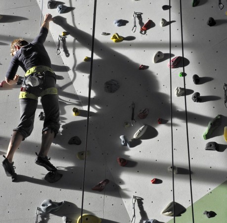 Foto vom Toperopeklettern beim Kletterkurs in der Kletterhalle