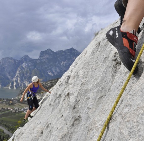 Foto vom Klettern in Belvedere mit Blick auf Torbole am Gardasee