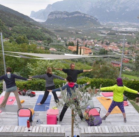 Foto von Yogaübung auf der Terrasse vom Casa Velo Arco Gardasee