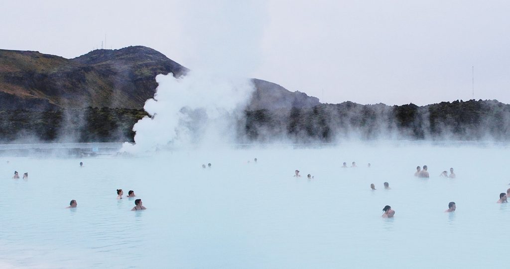 Die Blaue Lagune ist die große, heilsame Badewanne von Island. Eine heiße Quelle, gesundheitsfördernde Stoffe und Kieselerde südwestlich von Reykjavik. Blue Lagoon Iceland 2018